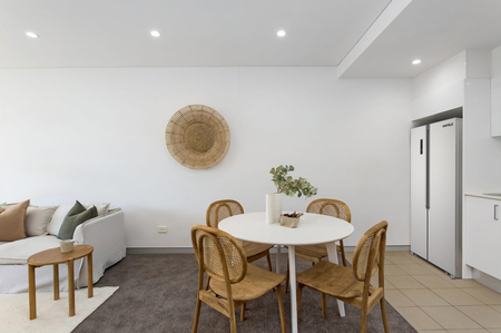 Modern 2-Bedroom Apartment with Stunning Views in Prime CBD Location - Photo 2