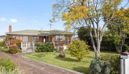 LARGE FAMILY HOUSE WALK TO SANDSPIT SCHOOL - Photo 4