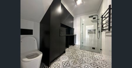 Modern 4 Bedroom Home - Photo 4