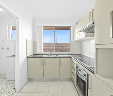 Modern Top-Floor Apartment - Photo 1