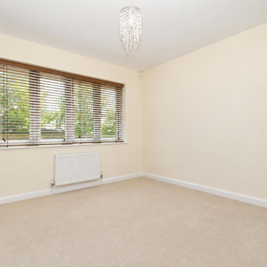 Mongomery Court, Finchley Central, London - Photo 1