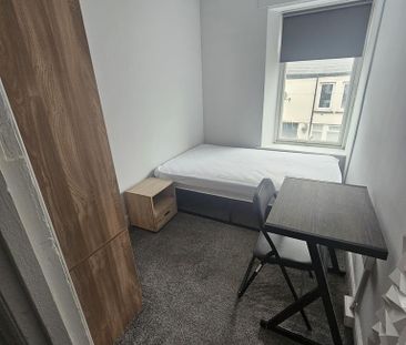 4 bedroom terraced house to rent - Photo 2