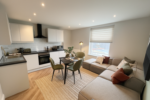 4 bedroom flat to rent - Photo 1