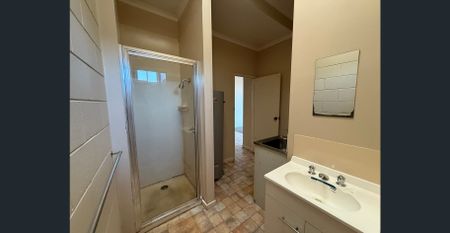 Light-Filled Inner-City Apartment with Balcony & Parking - Photo 4