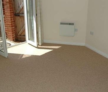 Bedroom Ground Floor Apartment In Farncombe, GU7 - Photo 4