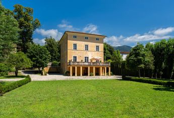 Villa ottocentesca con piscina nelle colline lucchesi