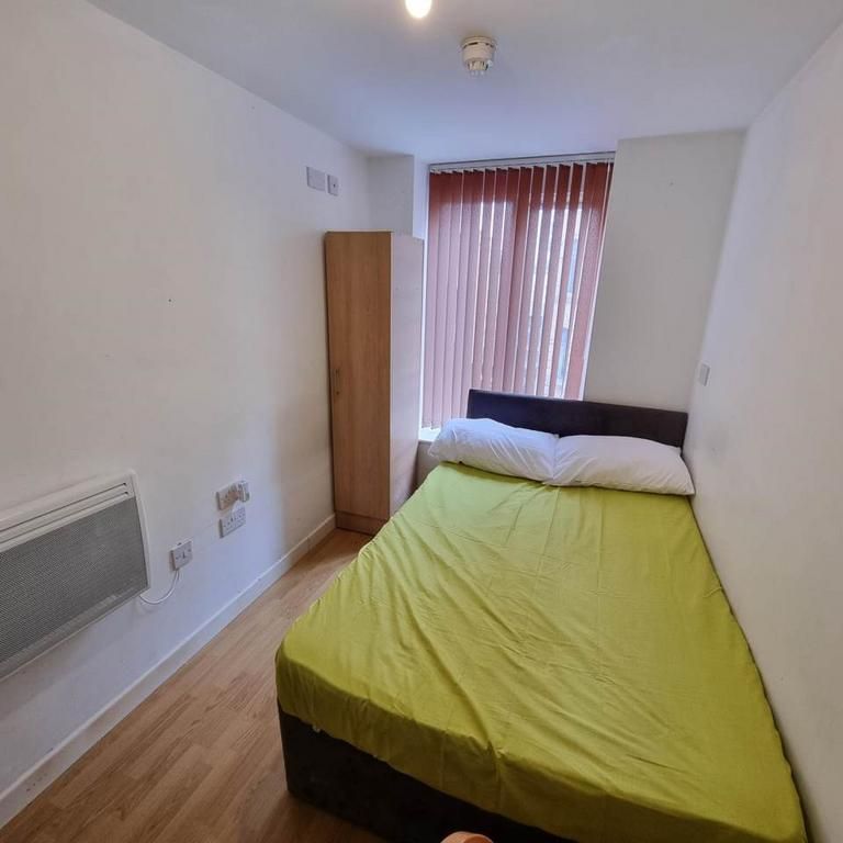 1 bedroom in a flat share to rent - Photo 1