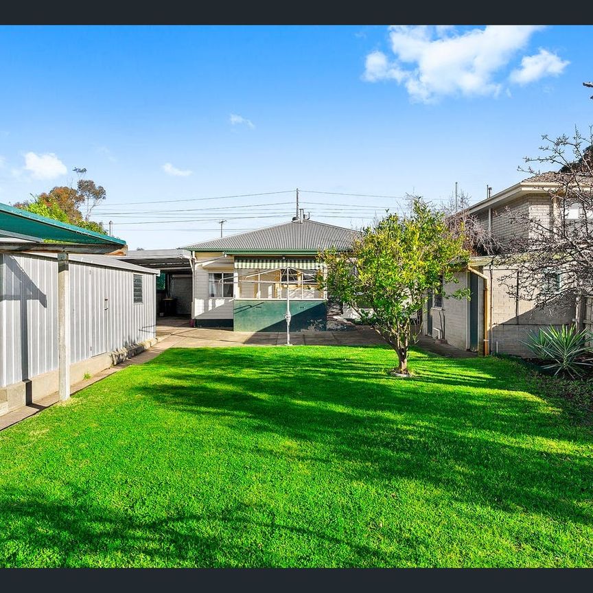 Conveniently located Family Home with Spacious Backyard! - Photo 1