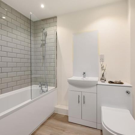 Savoy Place, Farnborough, Hampshire, GU14 - Photo 3