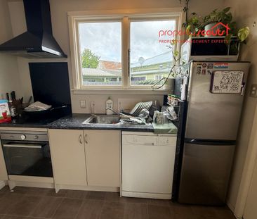 Quiet & Handy – 2 Bedroom Unit with Carport - Photo 4