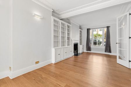 A beautifully maintained five-bedroom family home, ideally positioned on the western side of this highly desirable tree-lined street within the sought-after Moore Park Estate. - Photo 2