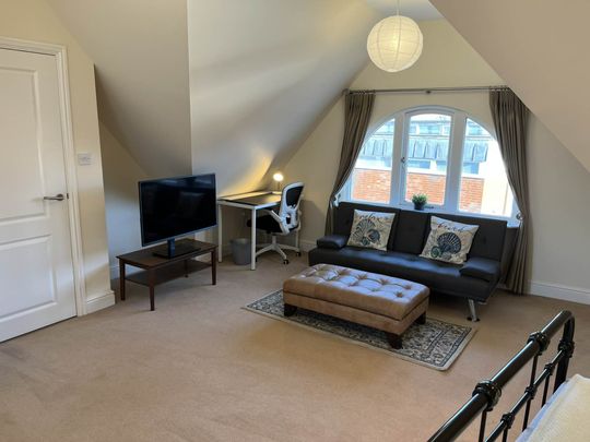 Room 1, Willowbrook, Great George, Godalming GU7 1EE - Photo 1
