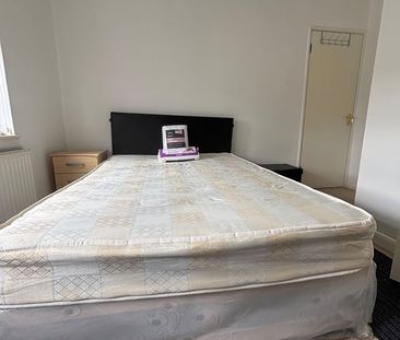 5 Bed Semi-Detached House, Norbury Avenue, CR7 - Photo 6