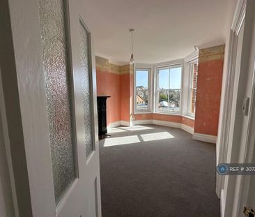 3 bedroom flat to rent - Photo 2
