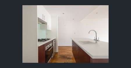 One-bedroom apartment in resort-style complex - Photo 5