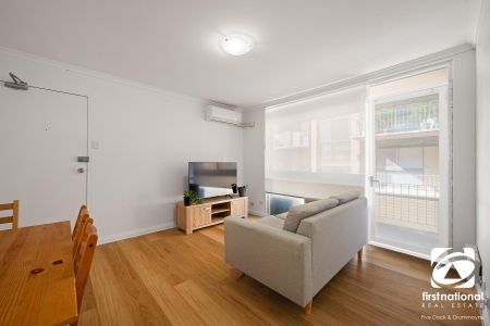 CONVENIENTLY LOCATED 2 BEDROOM UNIT + GARAGE - Photo 2