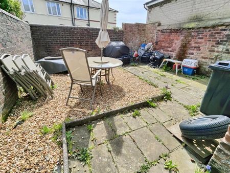 1 bedroom in a house share to rent - Photo 4