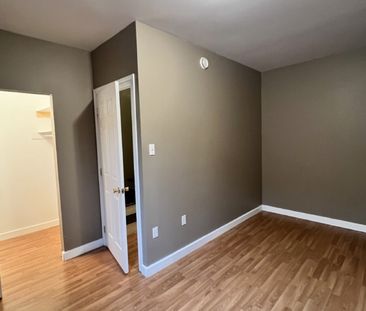 3 LEVEL SPACIOUS TOWNHOUSE | 286 CROWN DRIVE | AVAILABLE NOW! - Photo 3