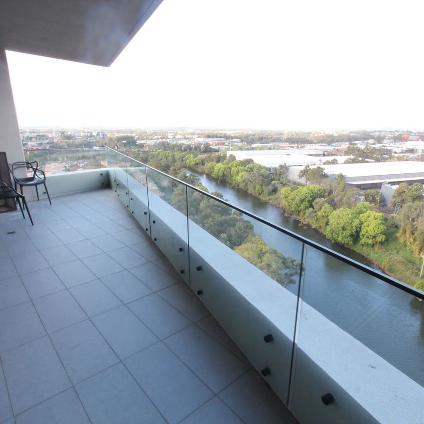 Immaculate 2 Bedroom Overlooking Georges River - Photo 1