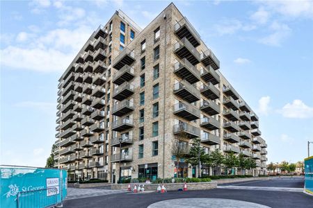 A beautiful three-bedroom canal side apartment located on the 1st floor of Lavey House, in the sought after Grand Union Development. - Photo 4