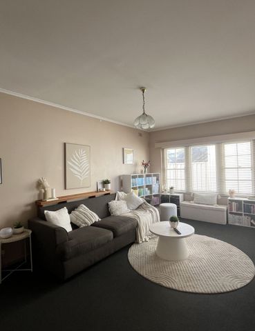 Beachside 2-Bedroom Unit – Prime Location! - Photo 2