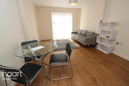 3 bedroom flat to rent - Photo 2