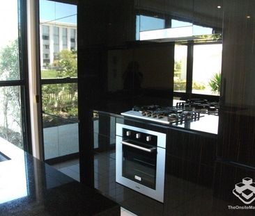 Immaculate 3 Bedroom, 3 bathroom, 2 story town house - Photo 3