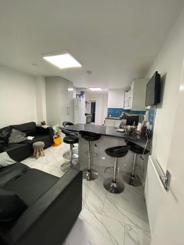 218 Dawlish Road - Photo 3