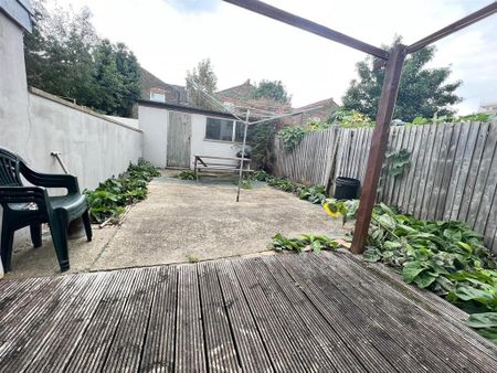 1 bedroom in a house share to rent - Photo 4