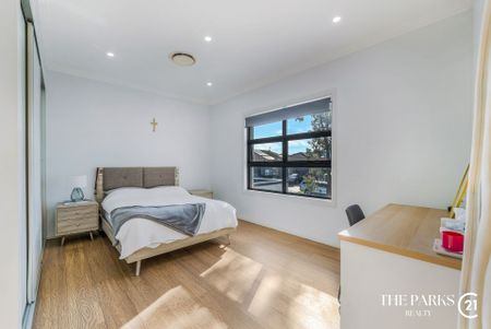 Stunning Modern Luxury Home ! - Photo 2