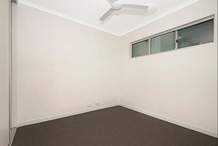 Modern 3 Bedroom Apartment with Castle Hill Views - Photo 3