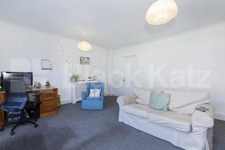 large split level 2 bedroom property with terrace in the heart of Crouch End - Photo 3