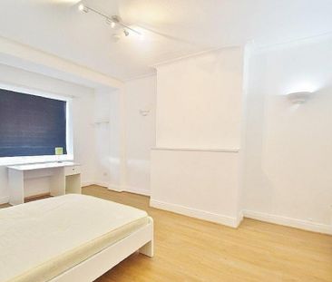 4 bedroom flat to rent - Photo 2