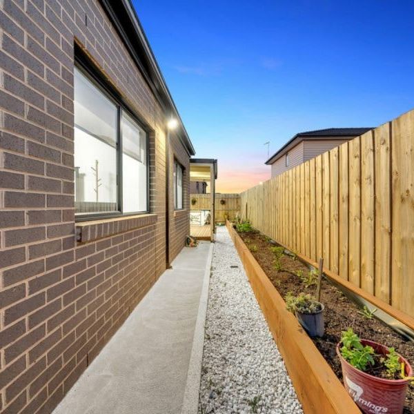 5 Respect Avenue, CLYDE NORTH - Photo 1