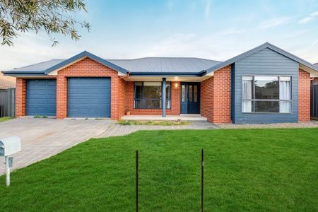 Modern Family Living in Thurgoona - Photo 4