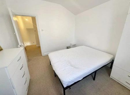 5 bedroom flat to rent - Photo 3