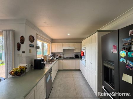 Charming Family Home in Macquarie Fields | Solar power - Photo 5