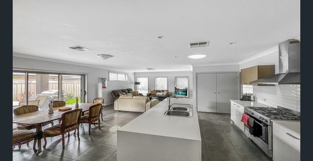 Modern, Furnished 3 Bedroom Home - Photo 1