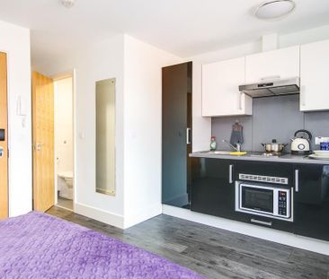 1 bedroom in a flat share to rent - Photo 2