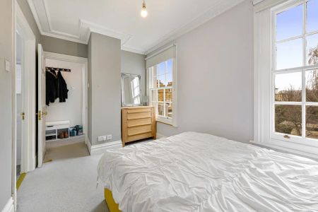 1 bedroom flat in London - Photo 4