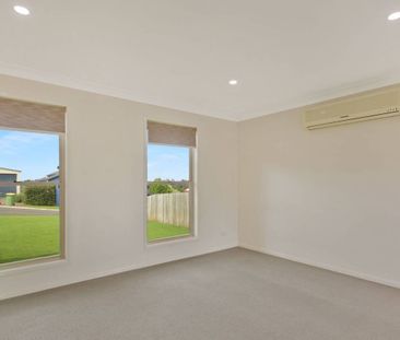 IMMACULATE THREE-BEDROOM HOME - Photo 2