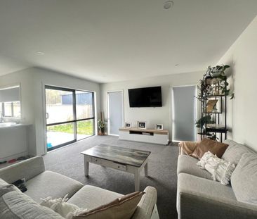 Modern two-bedroom home - Photo 2
