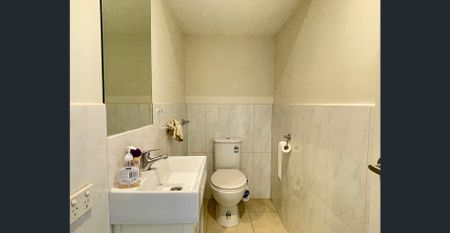 Elegant Three Bedroom Townhouse - Photo 3