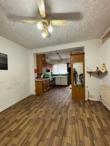 4 Bed Semi-Detached House, Francis Avenue, IG1 - Photo 2