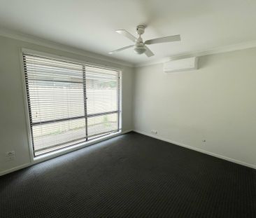 FOUR BEDROOM FAMILY HOME WITH INGROUND POOL! - Photo 6