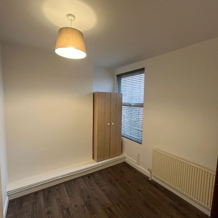 2 Bed Flat, Lea Bridge Road, E10 - Photo 1