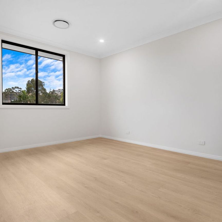 Brand New 5 Bedroom Duplex! - Photo 1