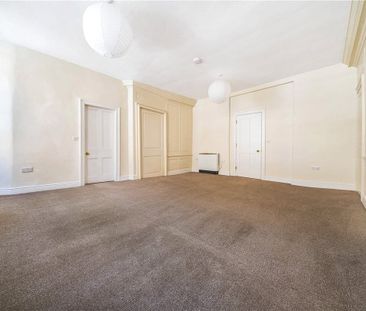 First floor one bedroom unfurnished flat in central Bath. - Photo 2