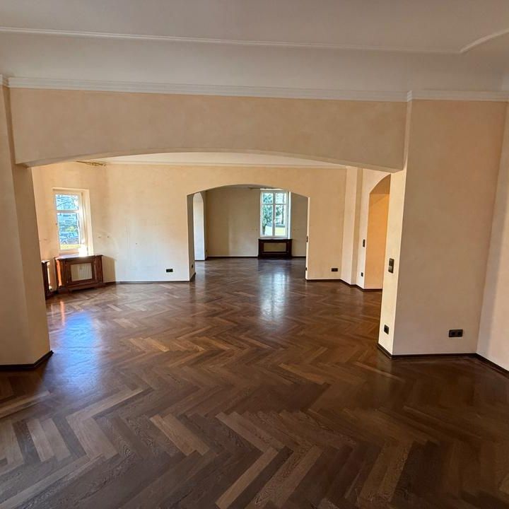 Wohnen im klassischen Altbau: Fischgrätparkett und ca. 3 m Deckenhöhe - Photo 1