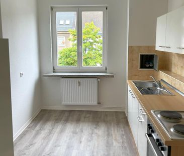 Attraktive 3-Zimmer-Wohnung mit Einbauküche und Loggia in Chemnitz-... - Photo 5